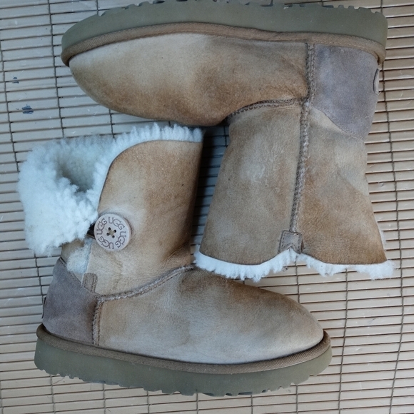 UGG Bailey Button Chestnut Brown Suede Sheepskin Lined Boots Women's 6 1016226. - Picture 9 of 10